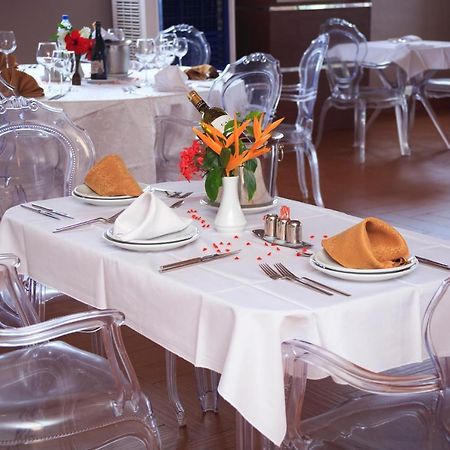El Doria Hotel Lome Bagian luar foto