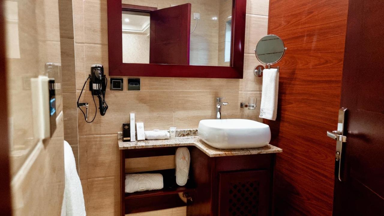 El Doria Hotel Lome Bagian luar foto