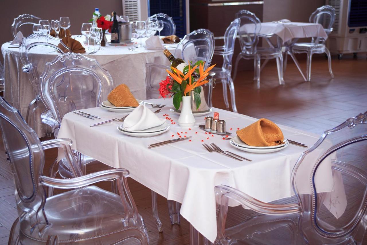 El Doria Hotel Lome Bagian luar foto